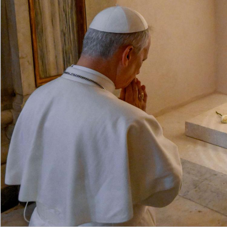 Papst Leo XIV. betet am Grab von Papst Franziskus am 10. Mai 2025 im Seitenschiff der Basilika Santa Maria Maggiore in Rom (Italien)