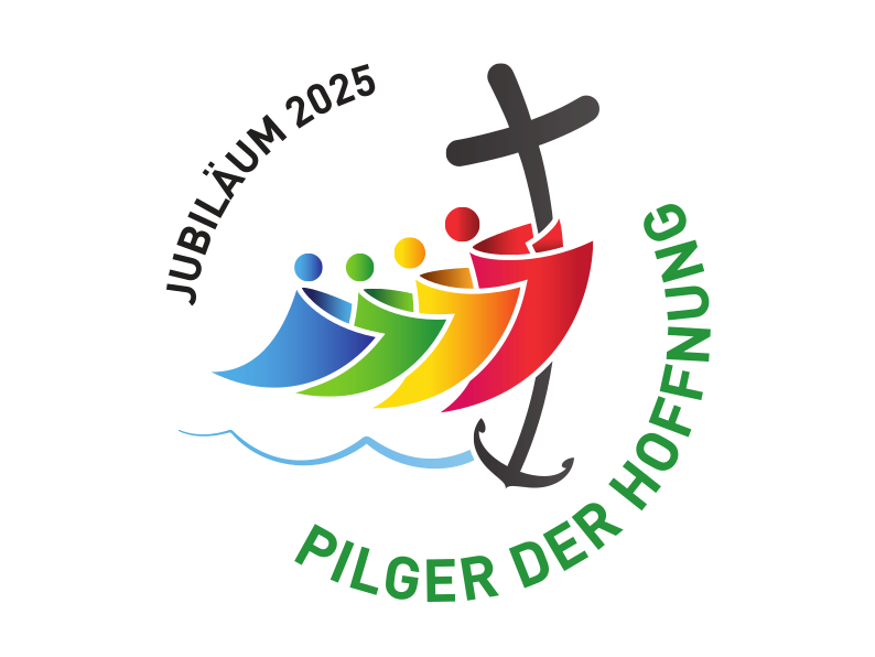 Logo für das Heilige Jahr 2025 Motto Pilger der Hoffnung, darauf 4 symbolische Personen in Blau, Grün, Gelb, Rot, die gemeinsam ein Kreuz tragen