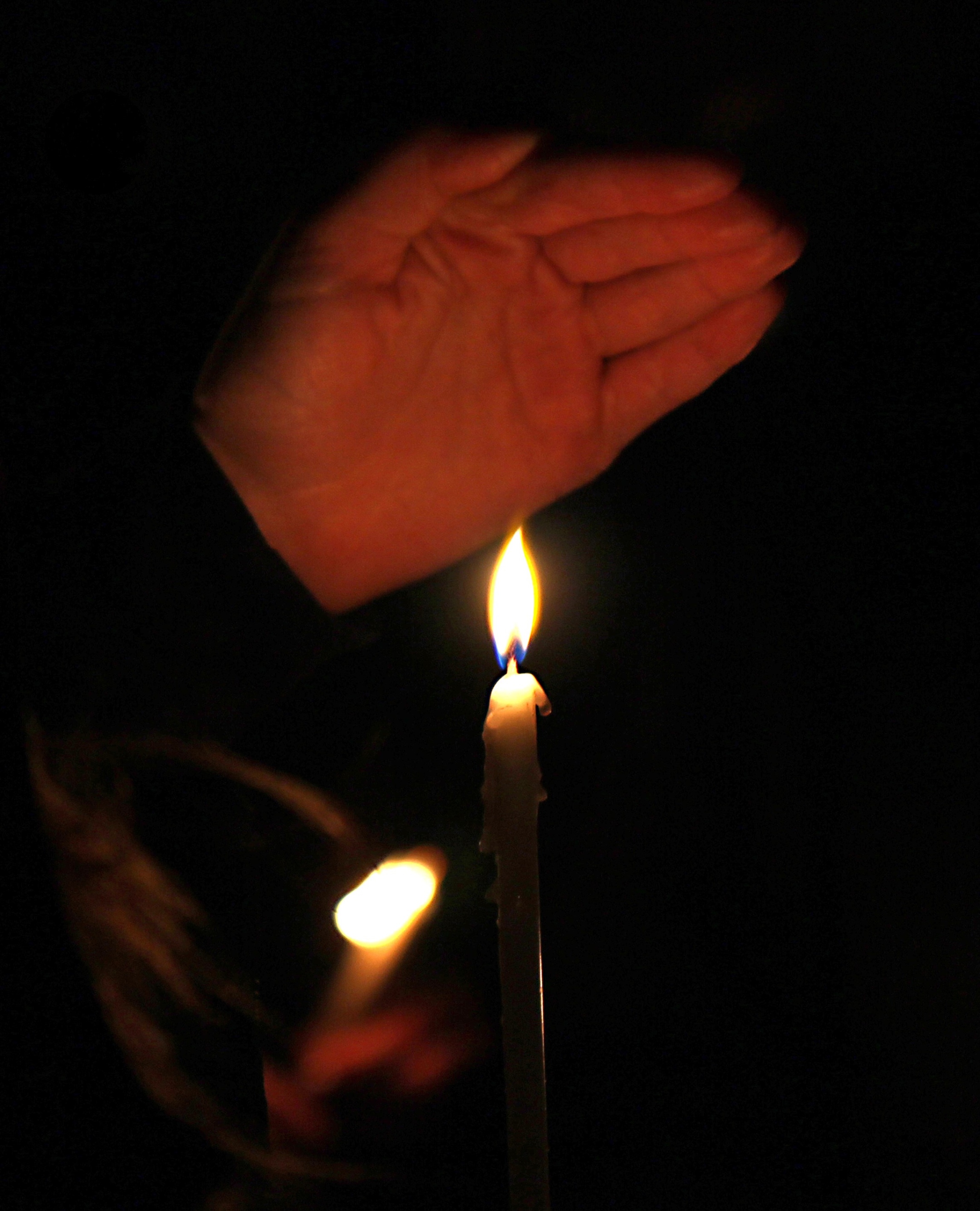 17102_kerze_hand_by_peter_weidemann_pfarrbriefservice