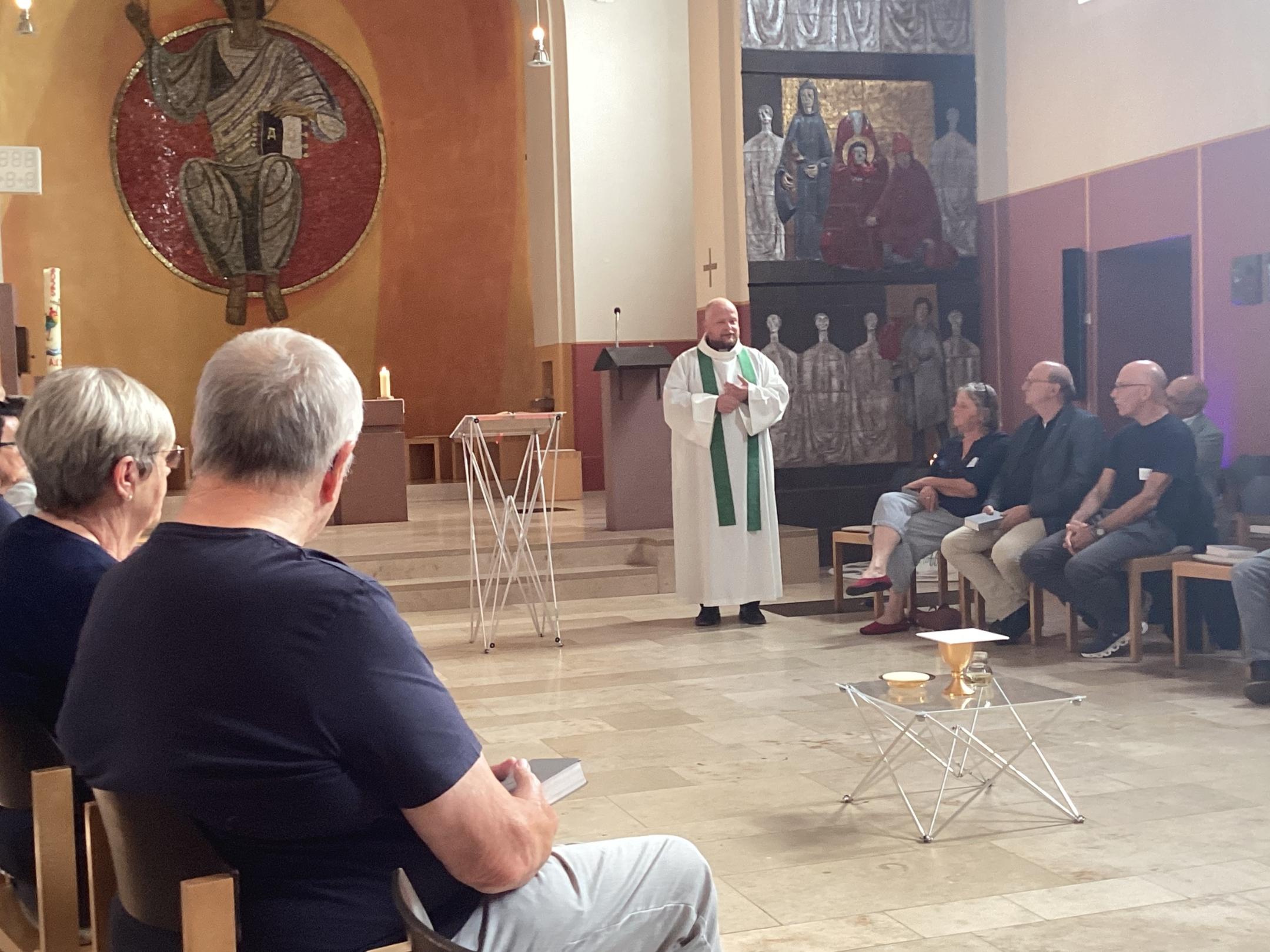 Generalvikar Sebastian Lang bei der Ansprache in der Klosterkirche Jakobsberg