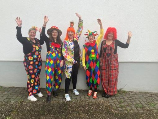 5 Personen aus dem Team des Instituts für Spiritualität als Clowns geschminkt und verkleidet für die BO Fastnacht