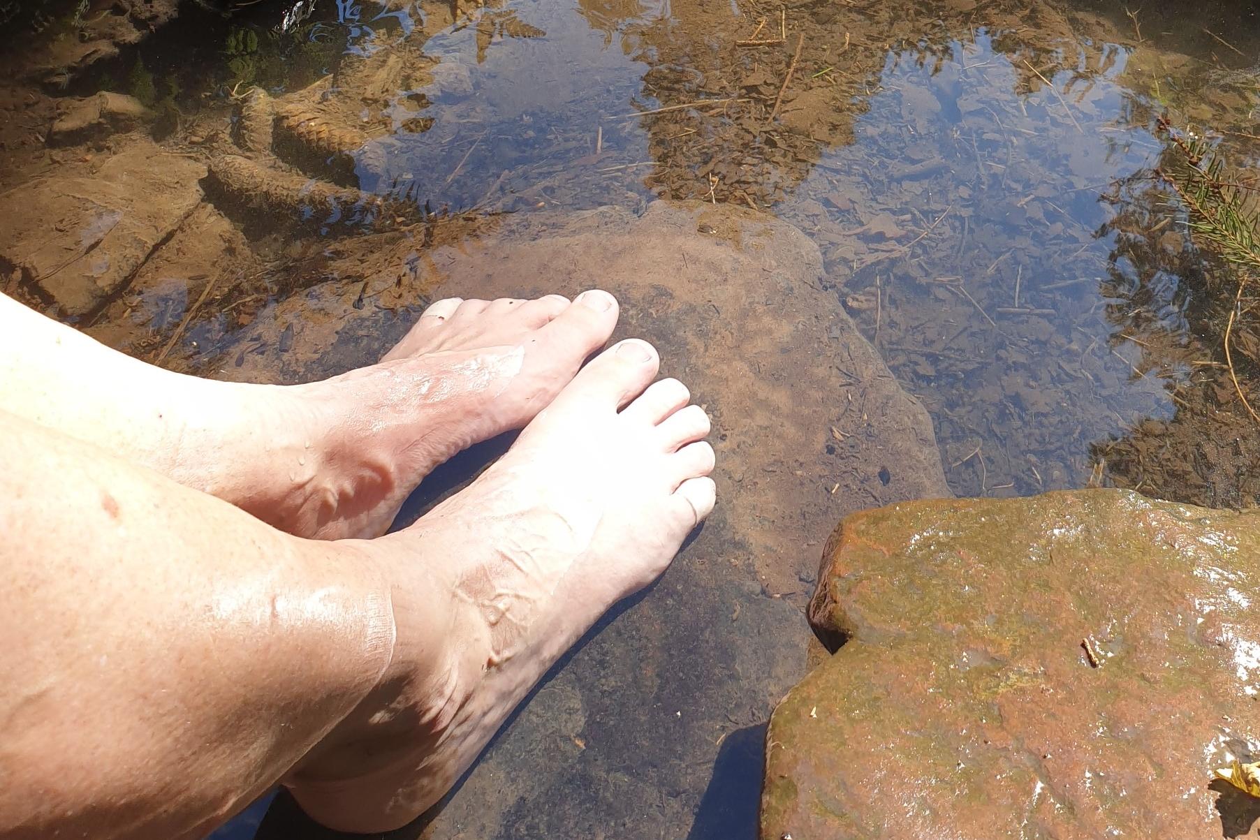 Füße im Wasser
