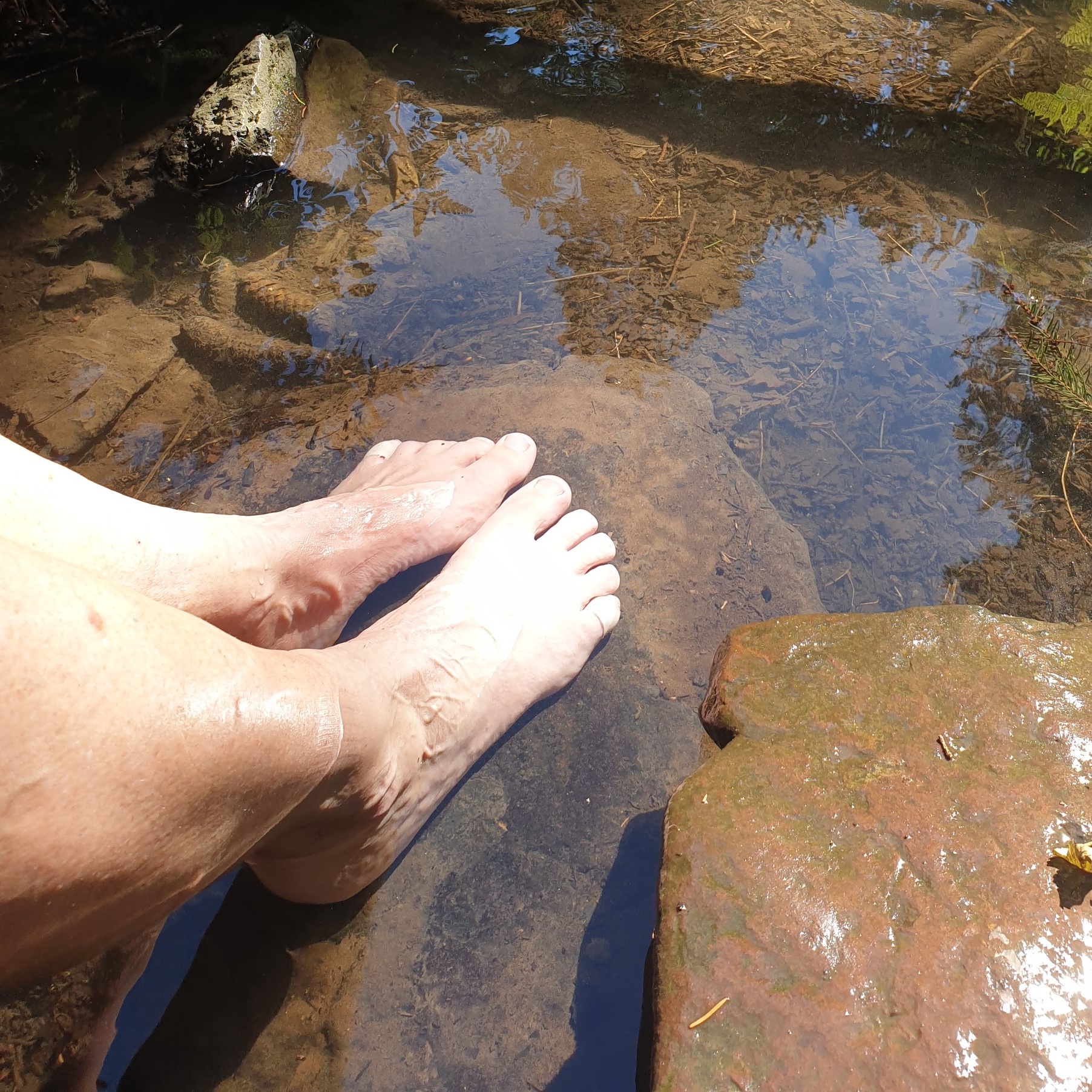 Füße im Wasser