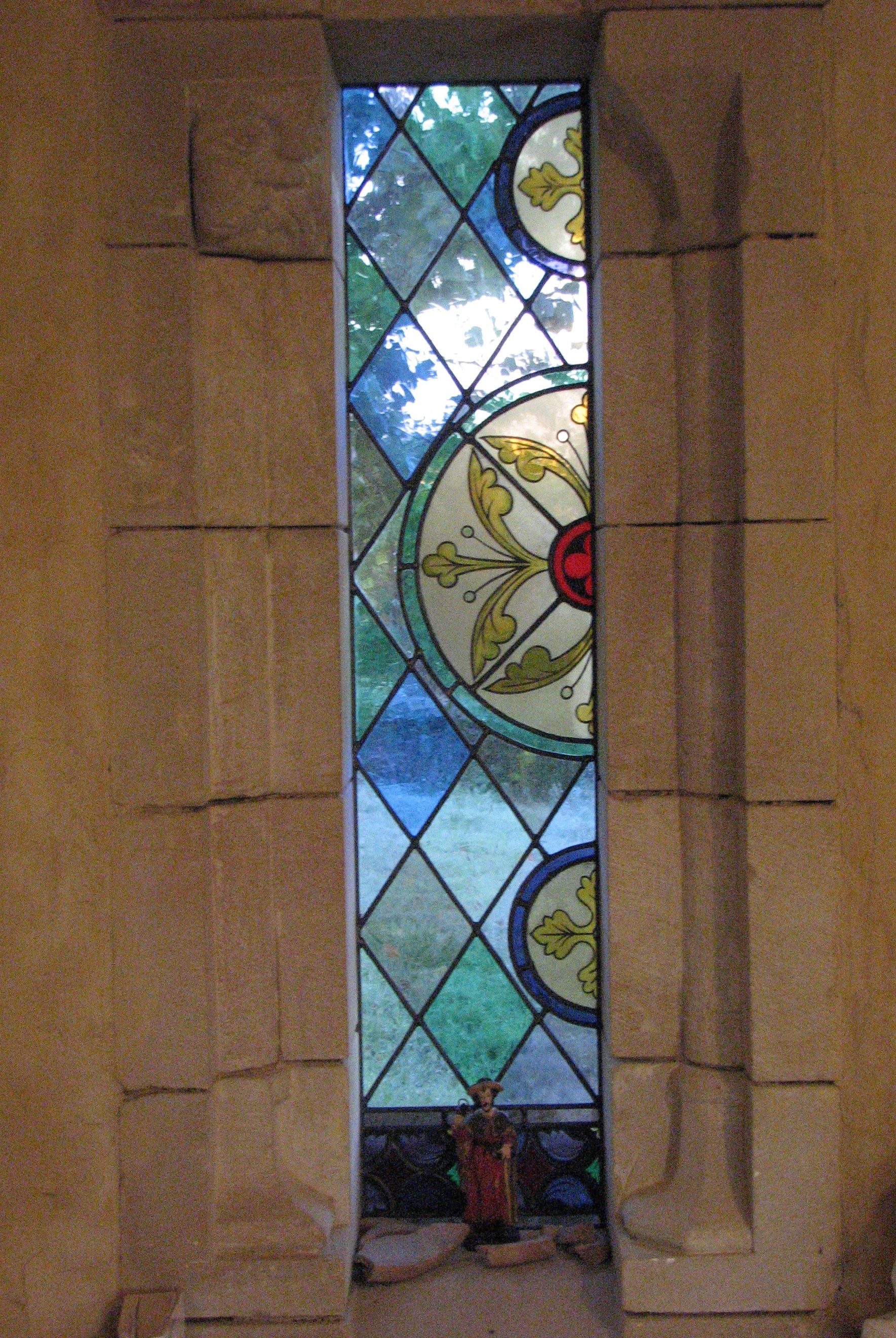 Buntes Glasfenster in Mauerdurchbruch