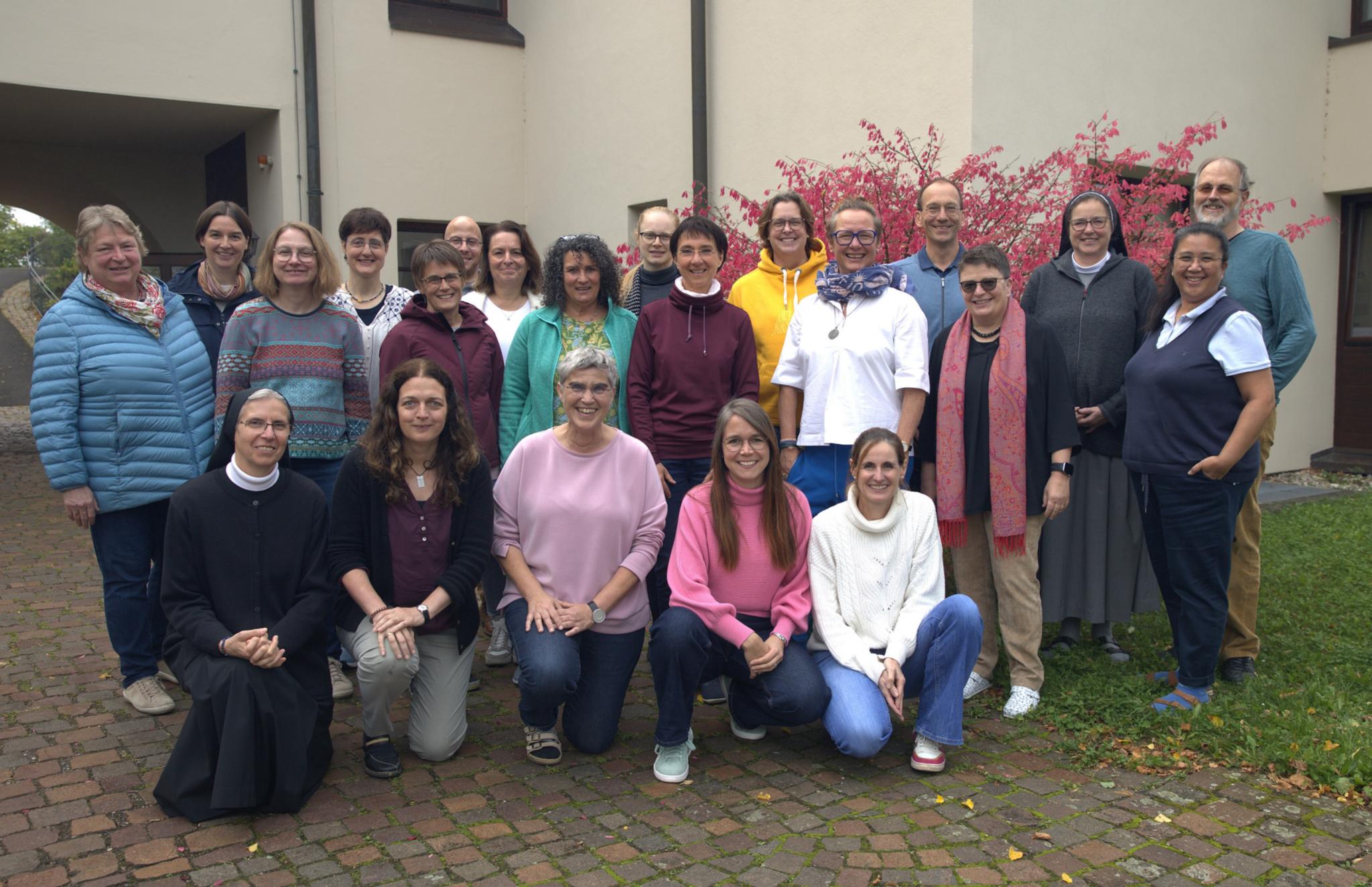 Die 19 Teilnehmenden mit den drei Kursleiter:innen vor dem Kloster Jakobsberg beim Gruppenbild