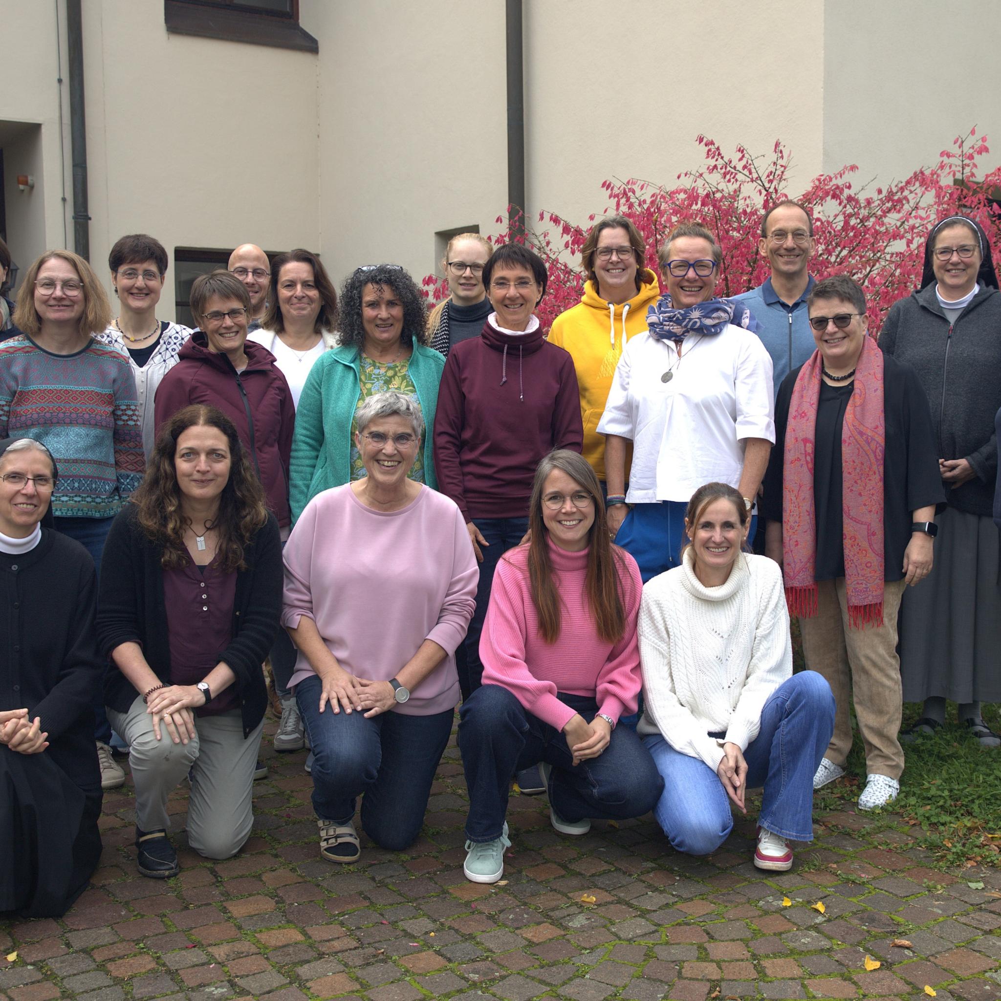 Die 19 Teilnehmenden mit den drei Kursleiter:innen vor dem Kloster Jakobsberg beim Gruppenbild
