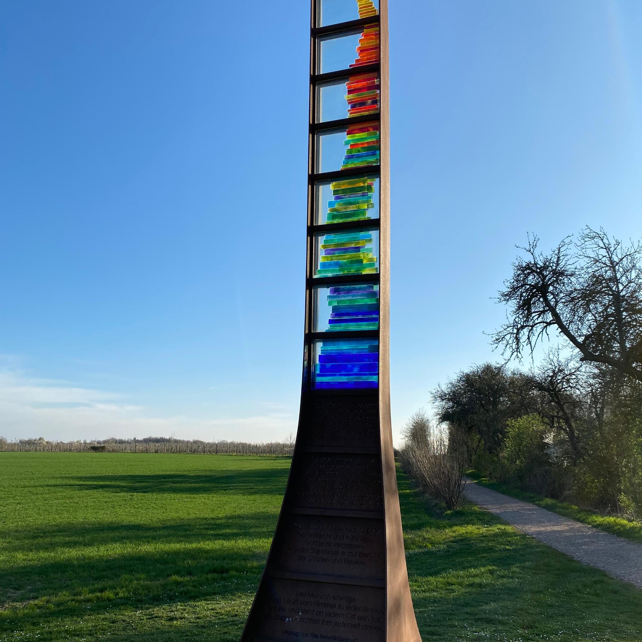 Blick auf das Kunstwerk „Himmelseiter“ auf dem Jakobsberg bei Ockenheim