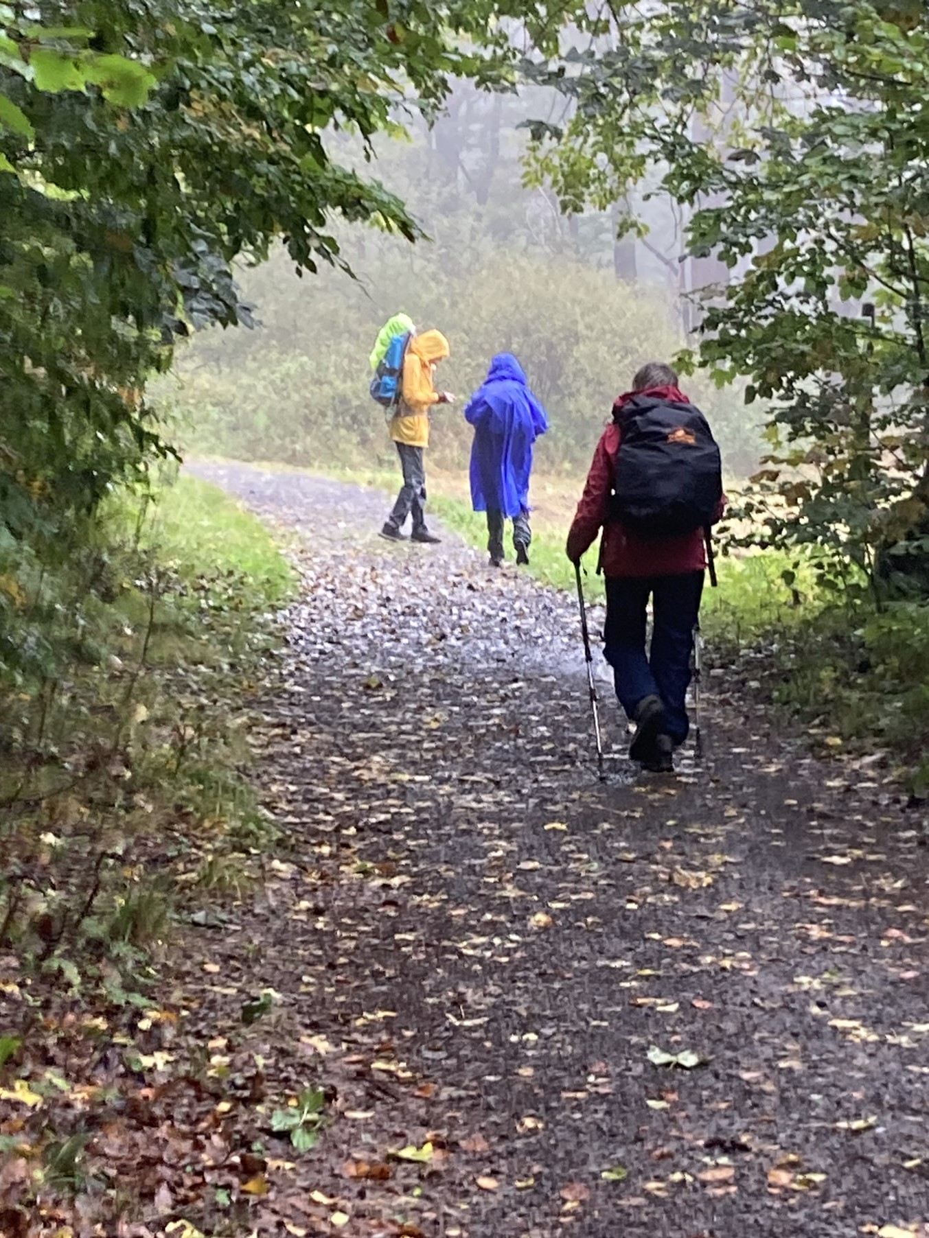 Mit einem Lächeln unter dem Poncho