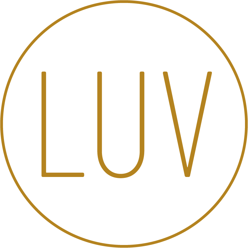 LOGO von LUV in goldener Farbe - LUV in Großbuchstaben in einem Kreis