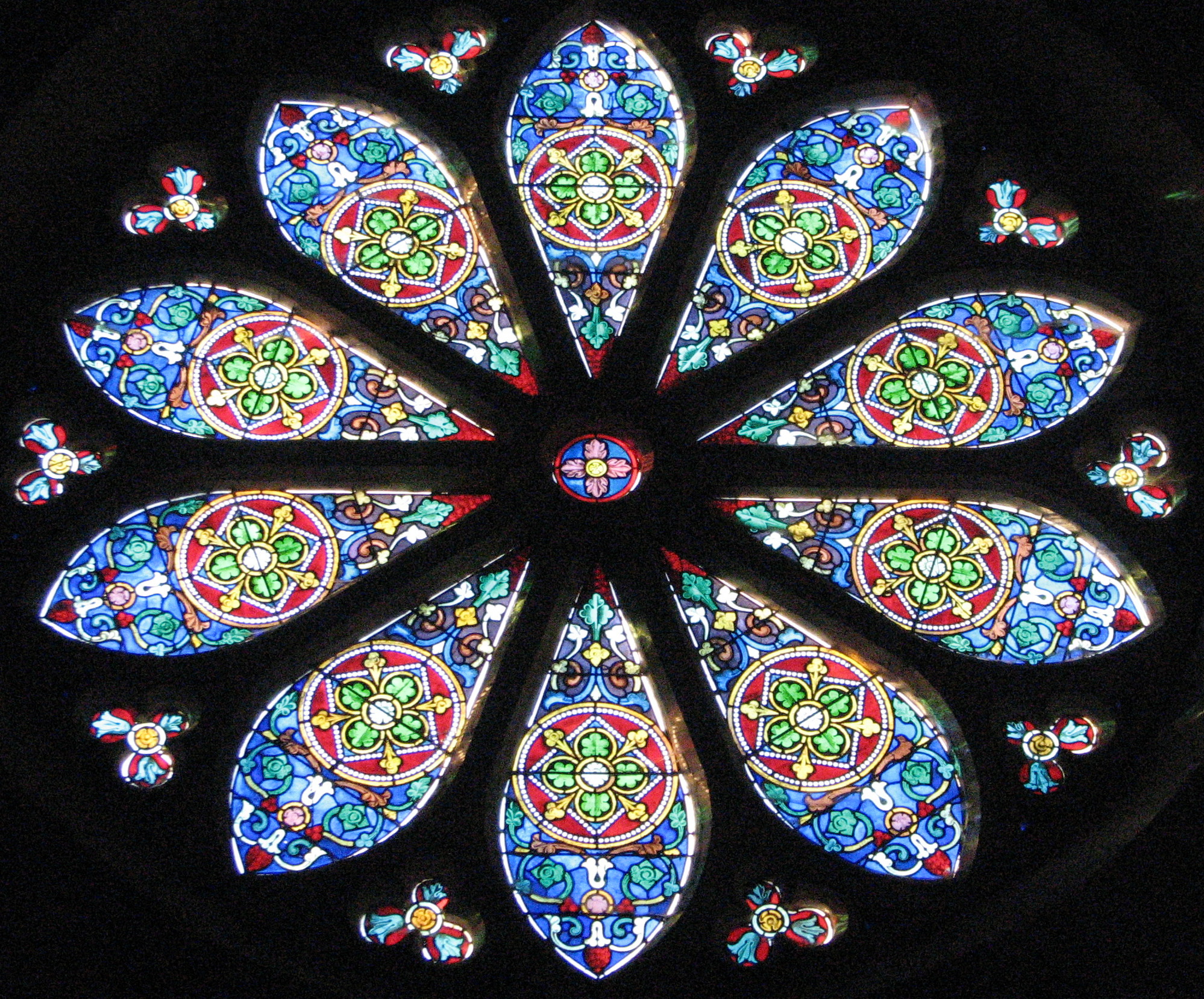Rosette: Glaskunstfenster einer Dorfkirche auf dem französischen Jakobsweg