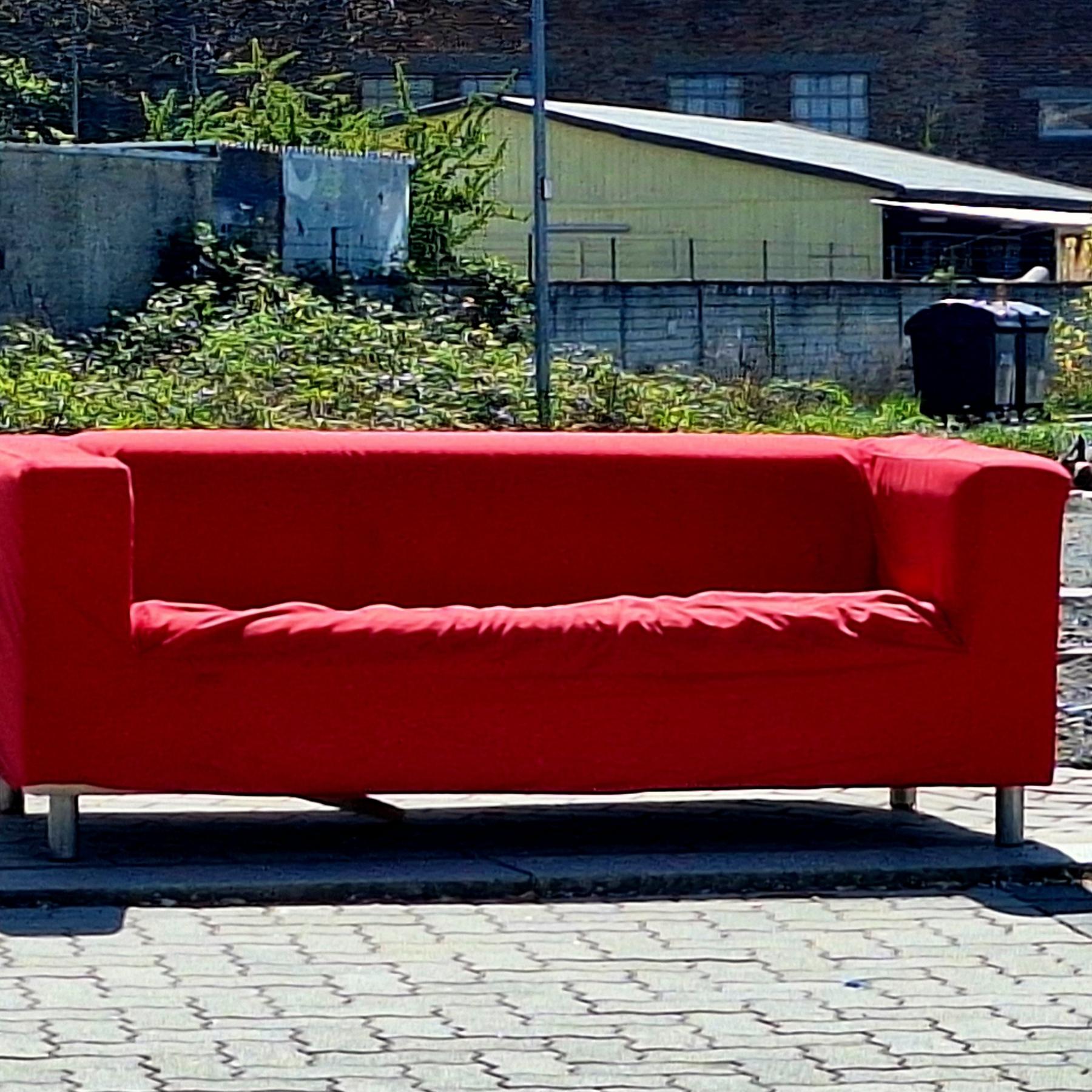 rotes Sofa auf dem Bürgersteig
