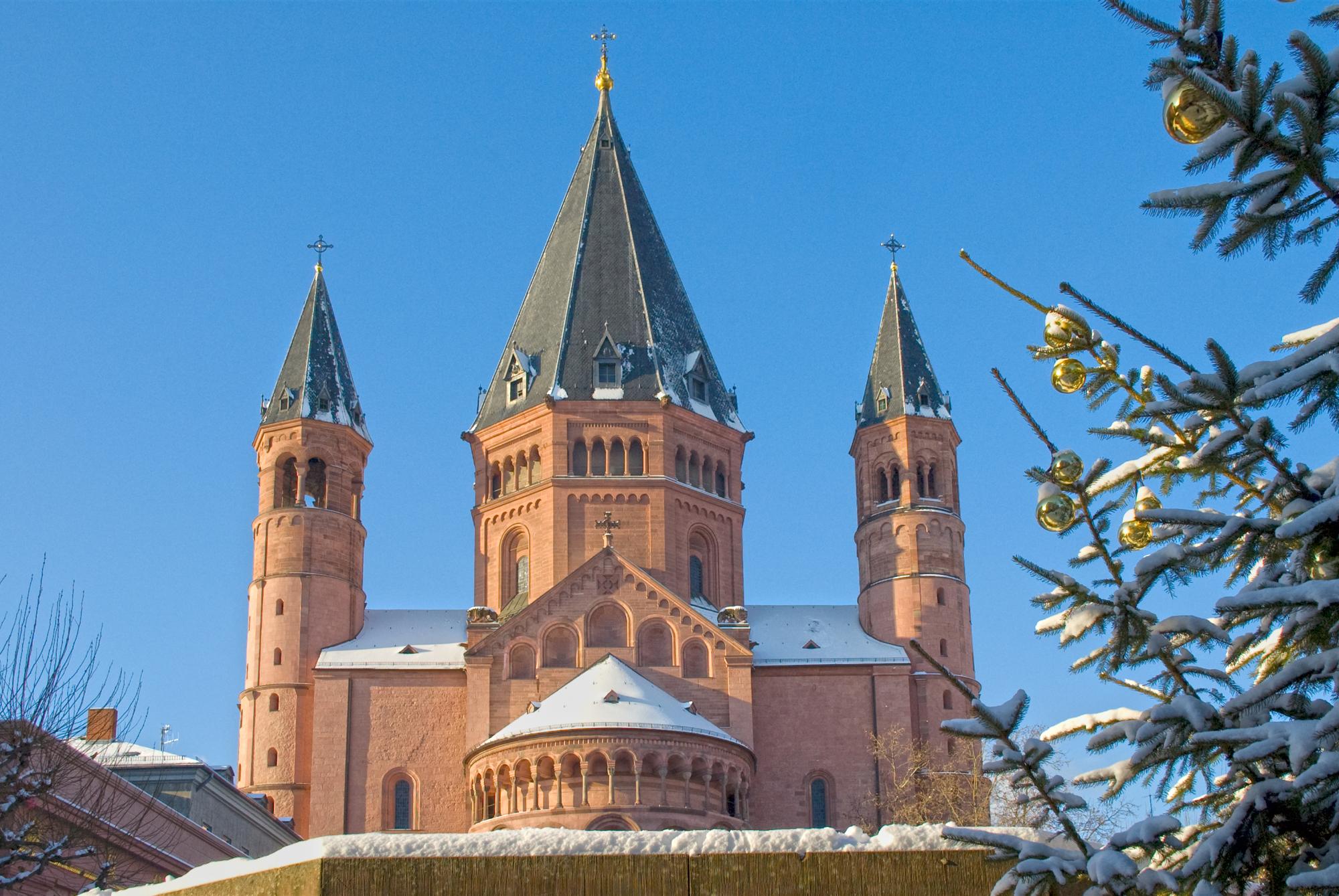 Mainzer Dom vom Osten mit Schnee und Weihnachtsbaum bei Tag