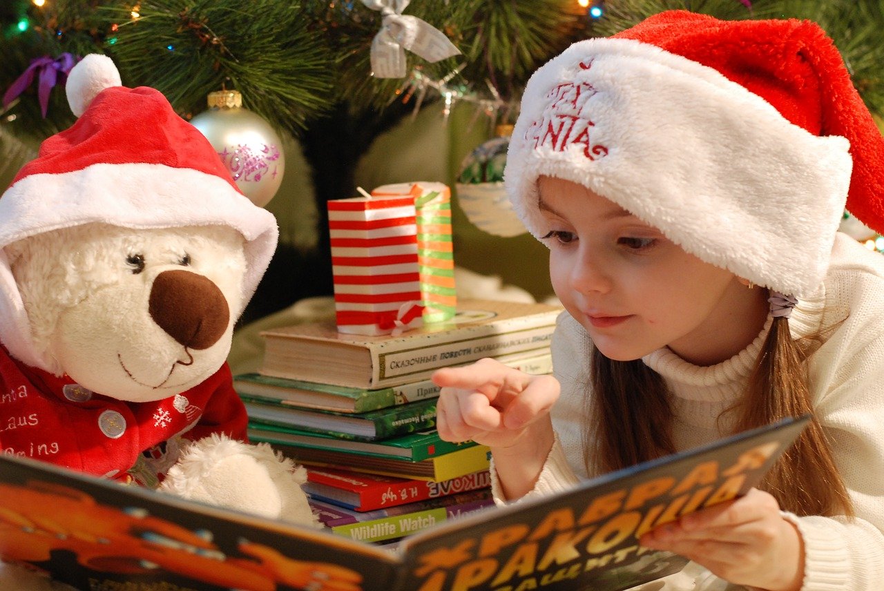 Gemütliche Vorlesestunde mit weihnachtlichen Geschichten für Kinder (c) Sobima auf Pixabay