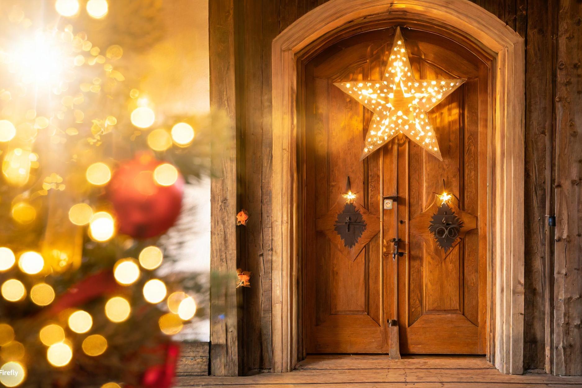 Haustür aus Holz, adventlich geschmückt mit einem Stern