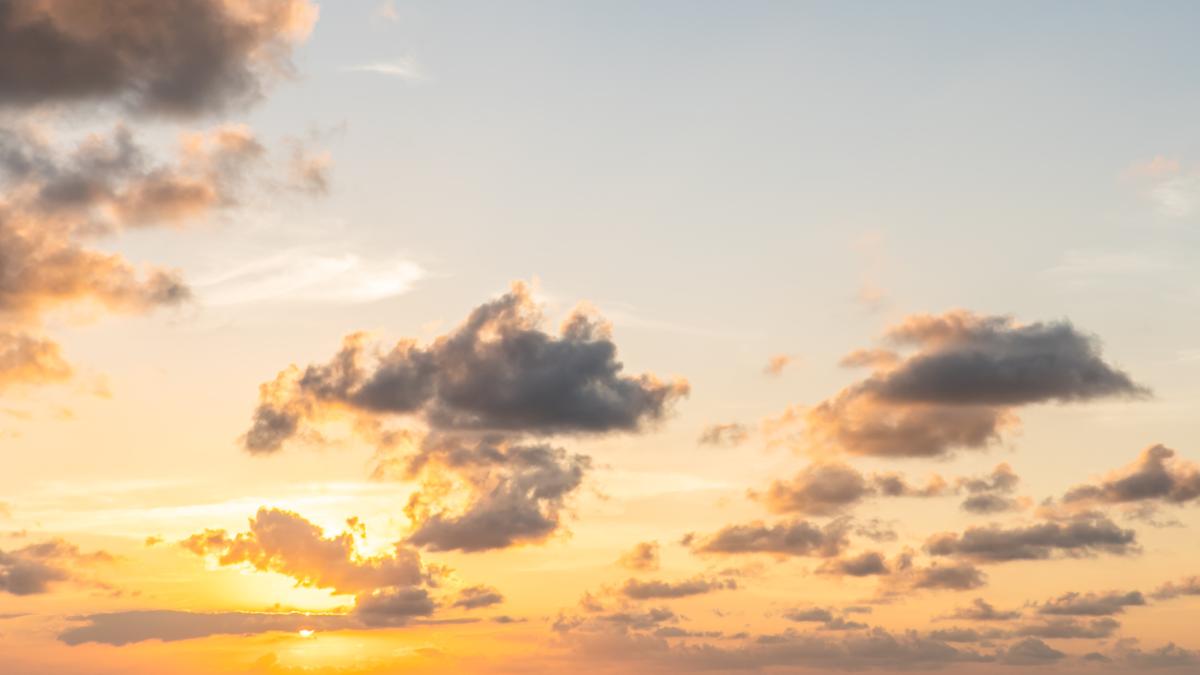 Himmel und Wolken im Sonnenuntergang