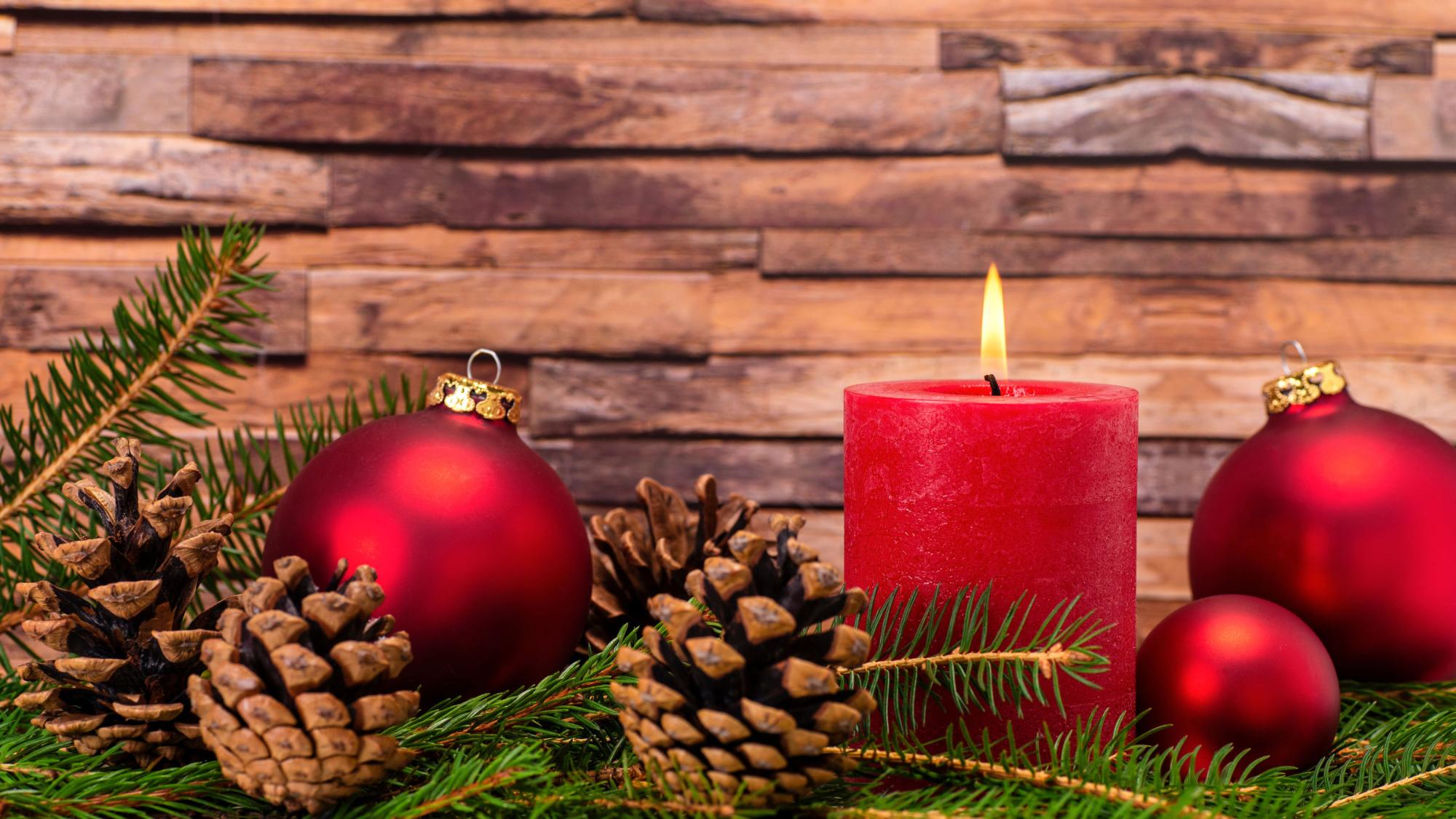 Kerze mit Adventsdekoration