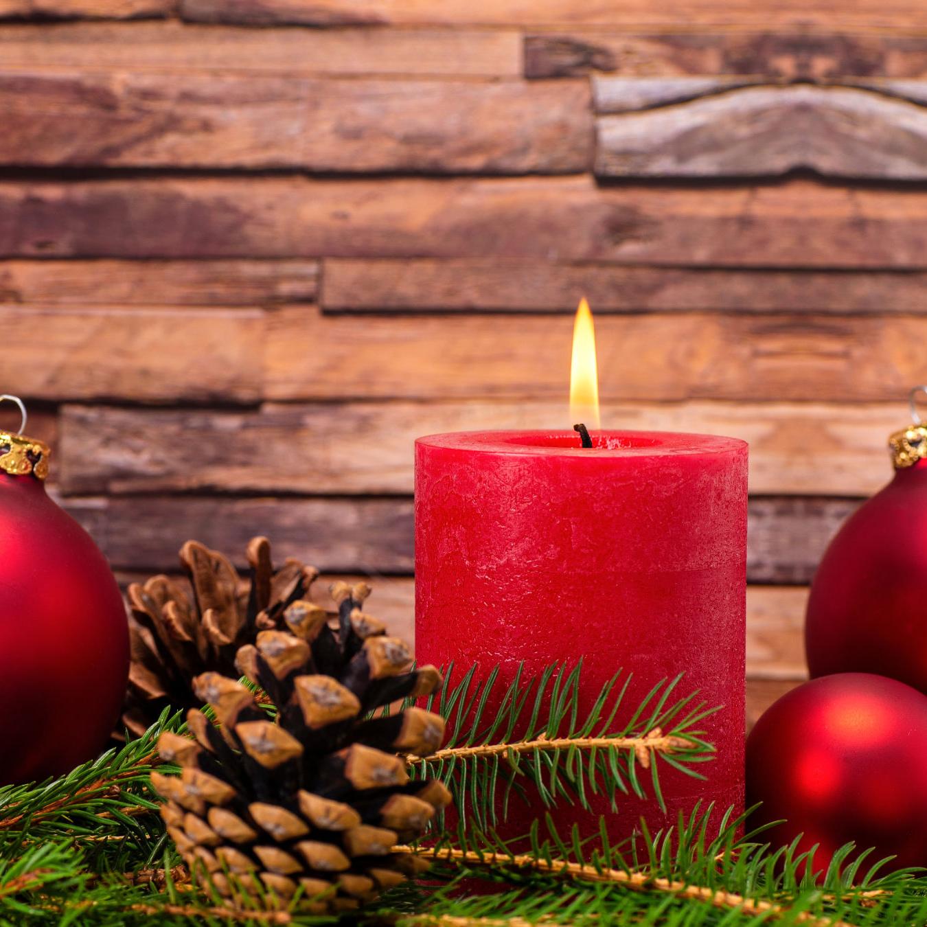 Kerze mit Adventsdekoration