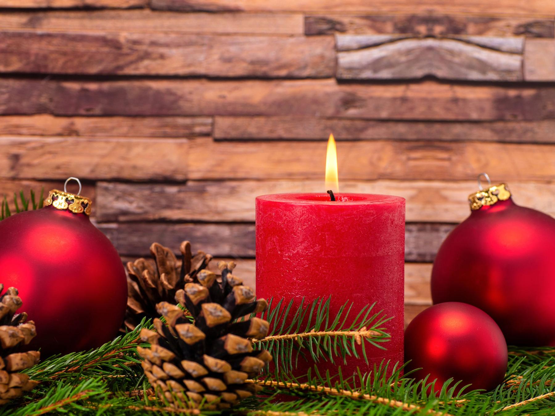 Kerze mit Adventsdekoration (c) gopixa | stock.adobe.com
