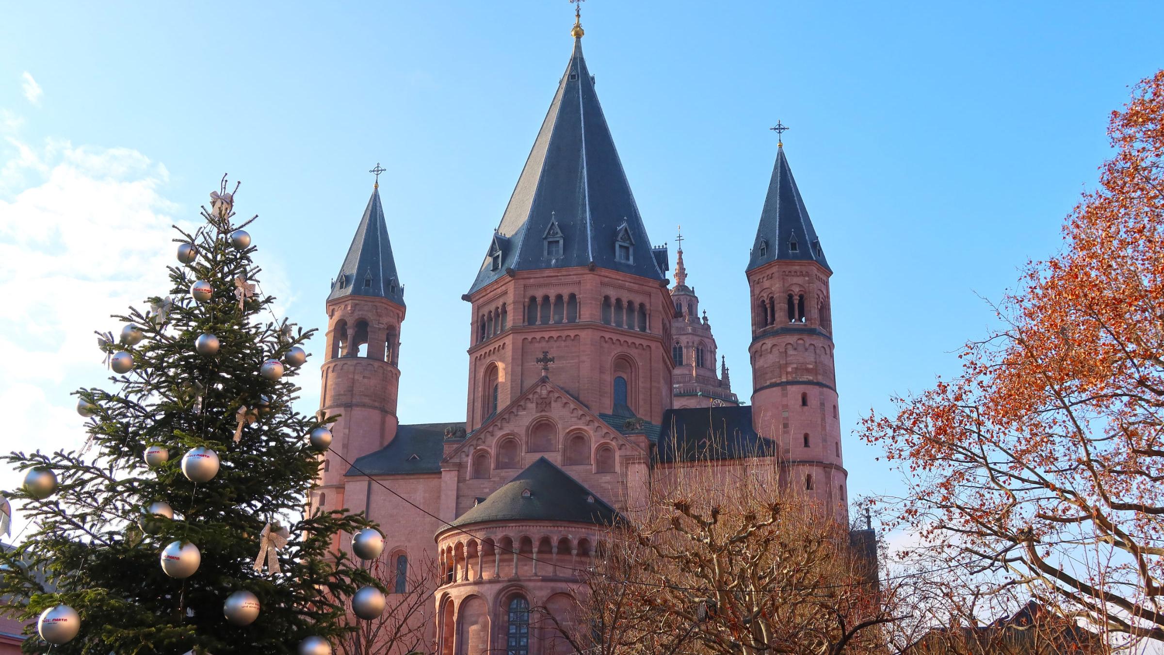 Mainzer Dom von Osten Weihnachtszeit Tag
