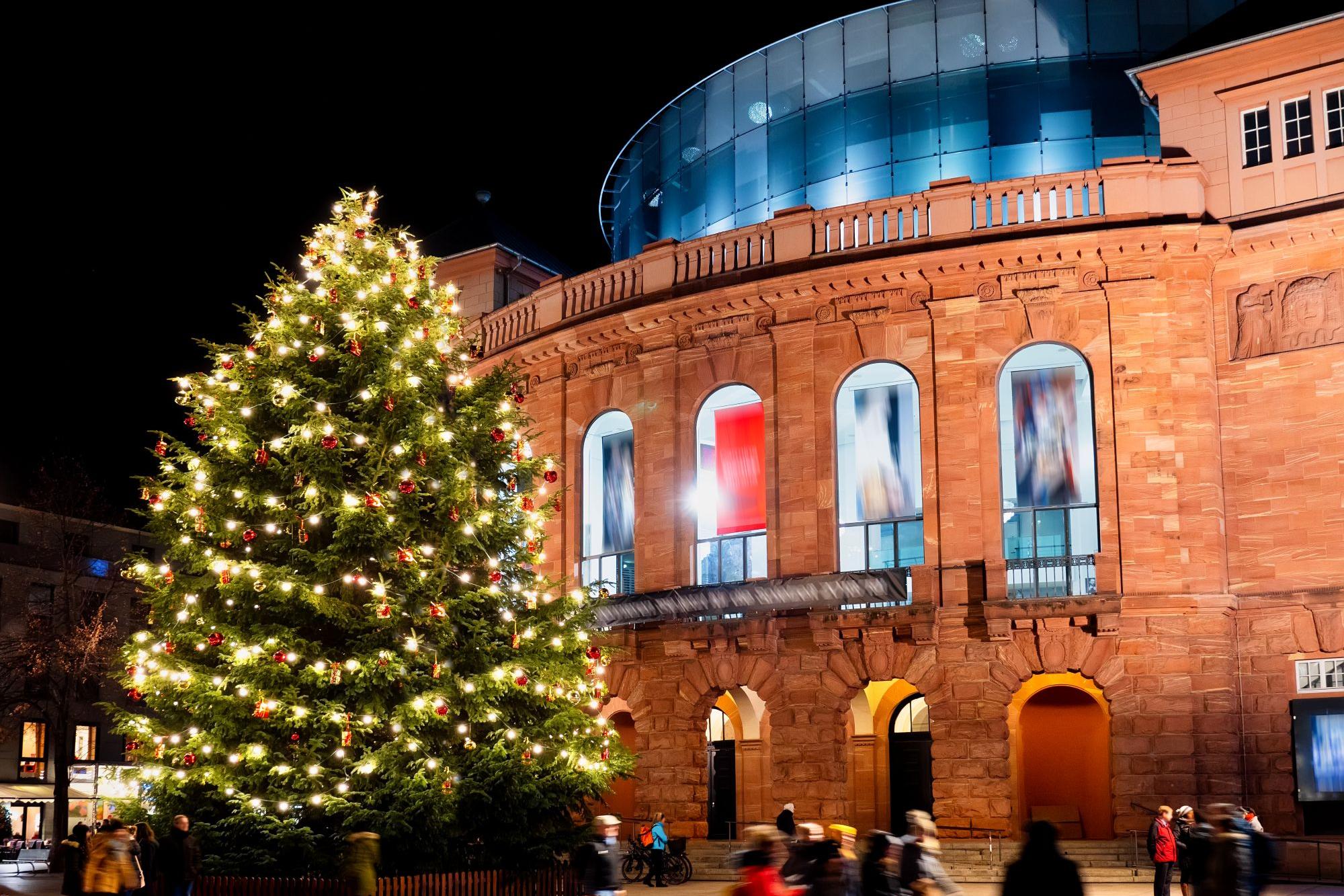 Weihnachtliche Stimmung vor dem Mainzer Staatstheater