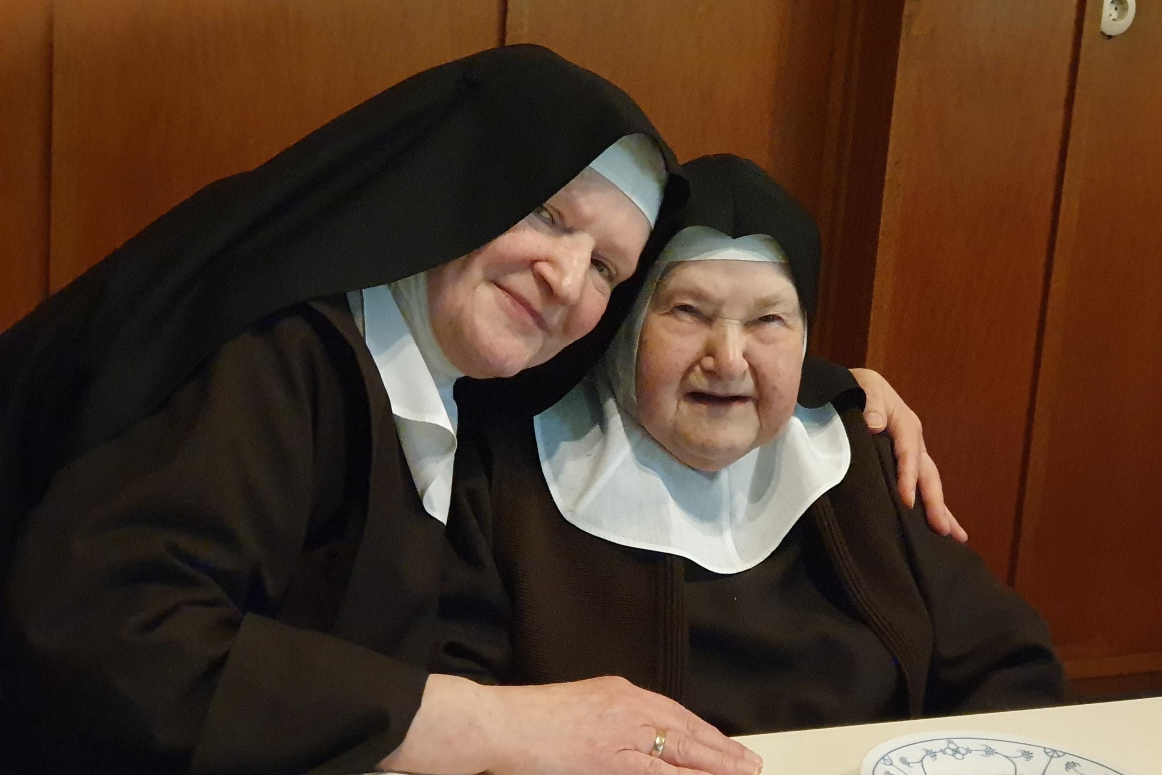 Schwester M. Angelina mit Schwester M. Theresia