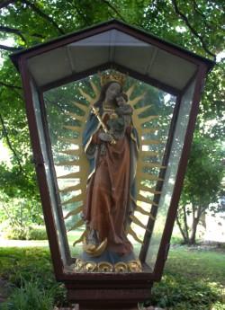 Unsere Doppelmadonna in unserem Klausurgarten