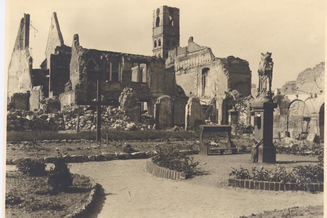 Grab der 41 Schwestern im zerstörten Klostergarten