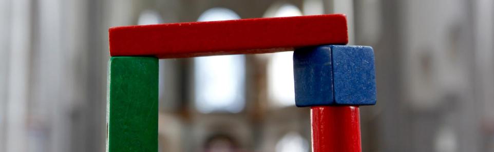 gestapelte Bauklötze in einer Kirche