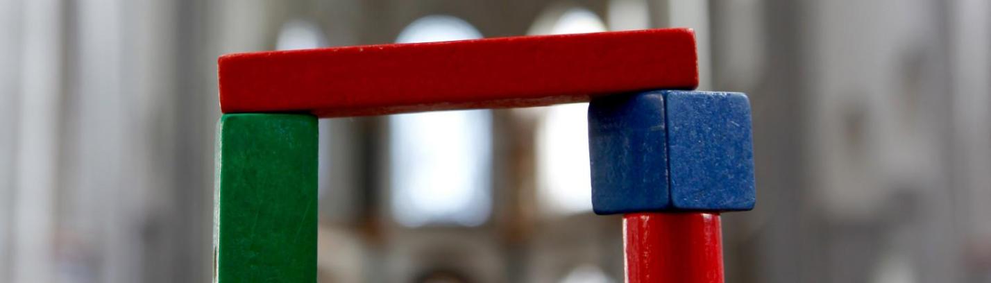 gestapelte Bauklötze in einer Kirche