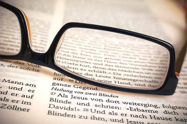 Bibel mit Brille