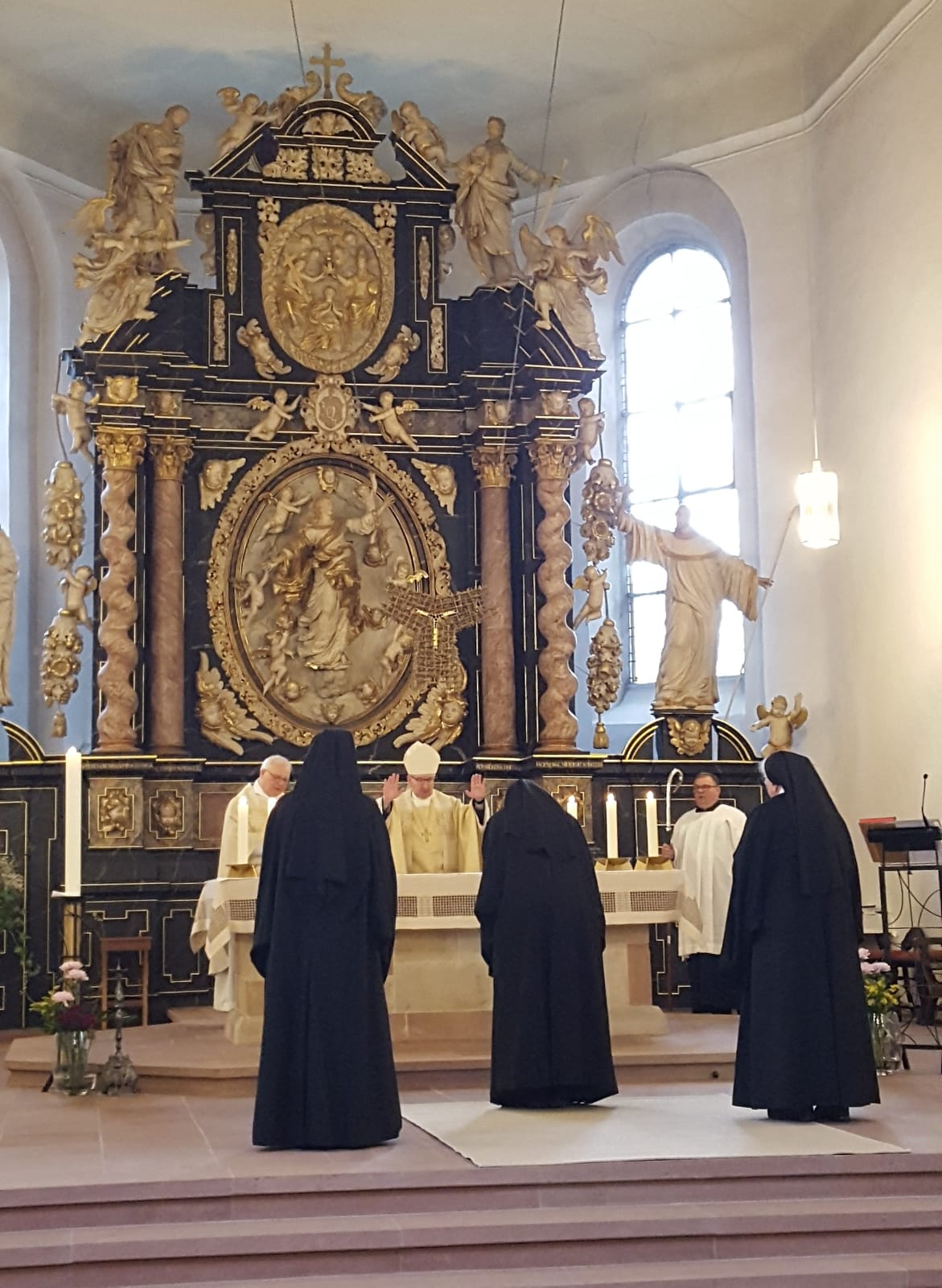 Bischöflicher Segen über Schwester Hannah (c) Kloster Engelthal