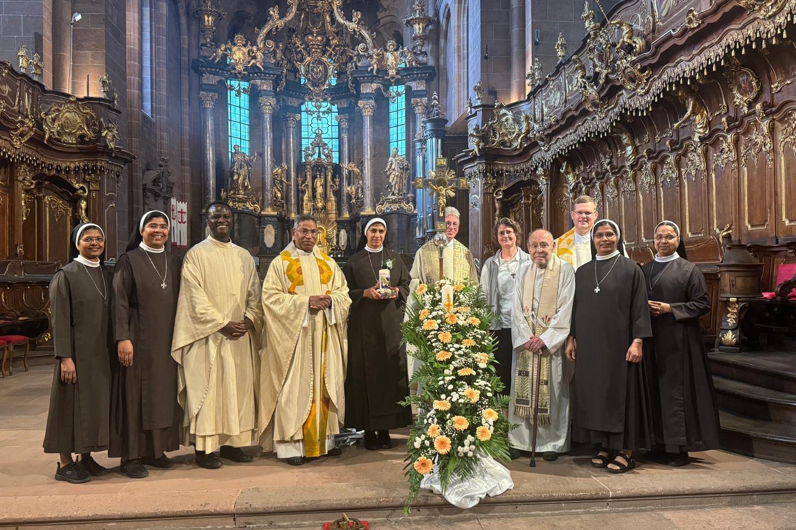 Schwester Jees Therese nach dem Festgottesdienst im Wormser Dom