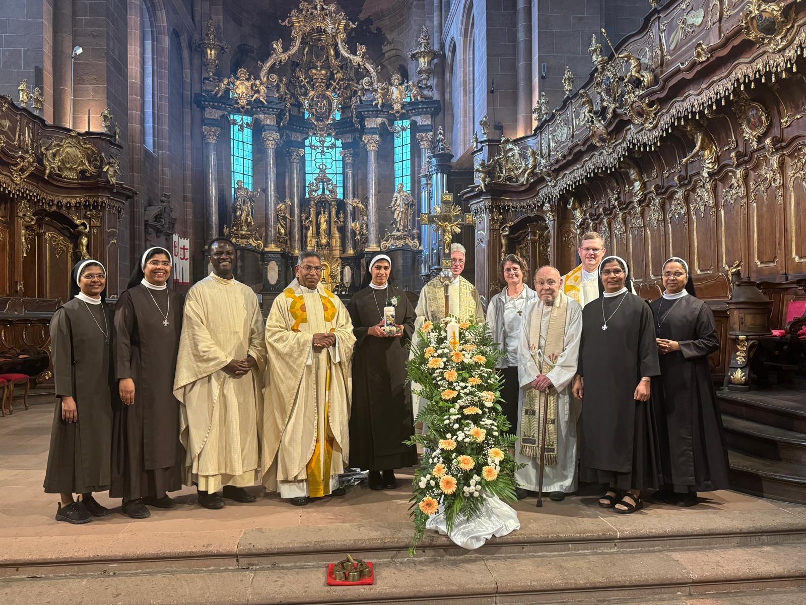 Schwester Jees Therese nach dem Festgottesdienst im Wormser Dom (c) Sr. M. Helena Hopf