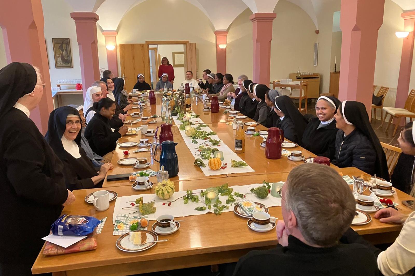 Gesellige Runde an der Kaffee-Tafel