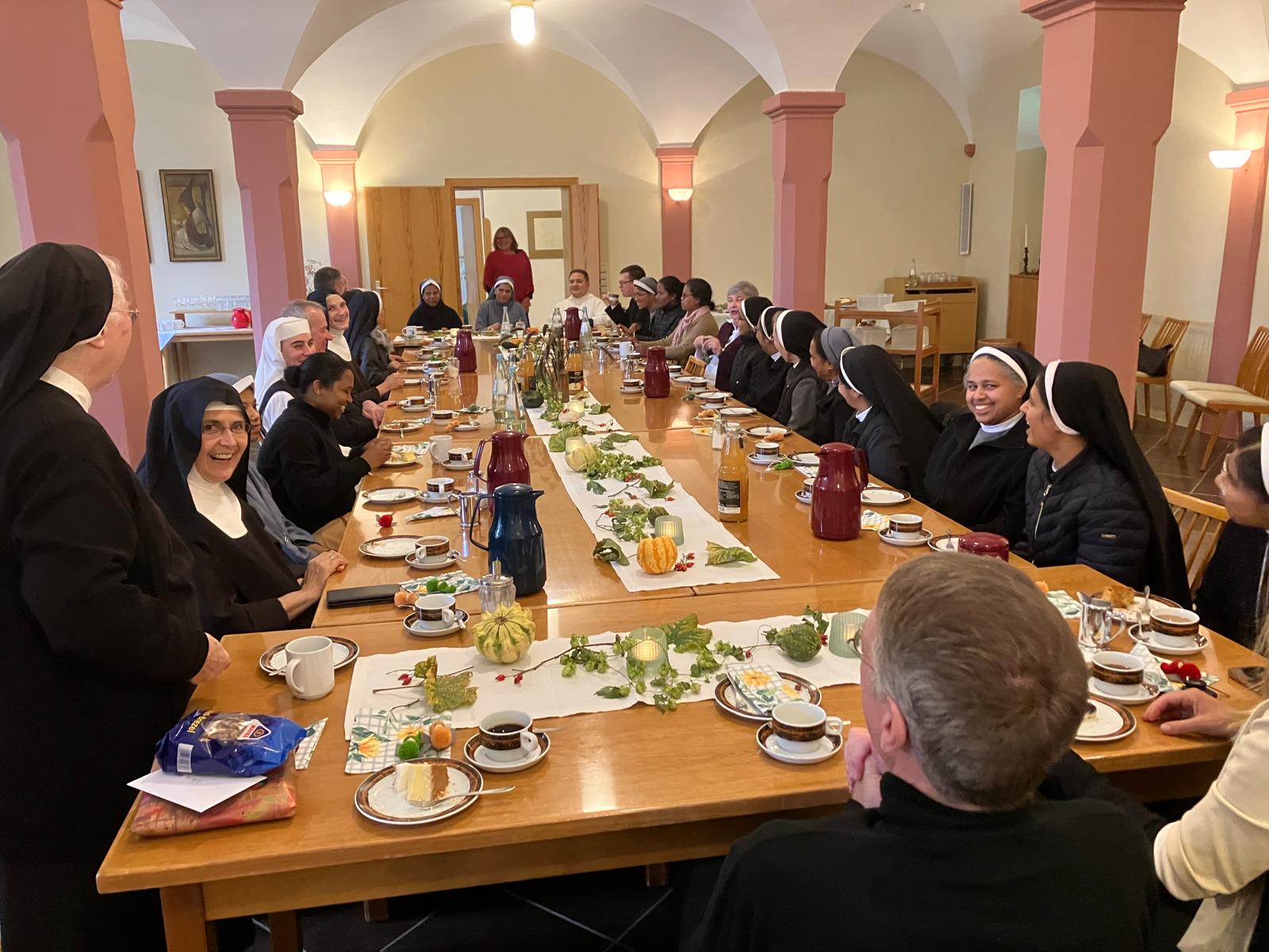 Gesellige Runde an der Kaffee-Tafel (c) Sr. M. Helena Hopf