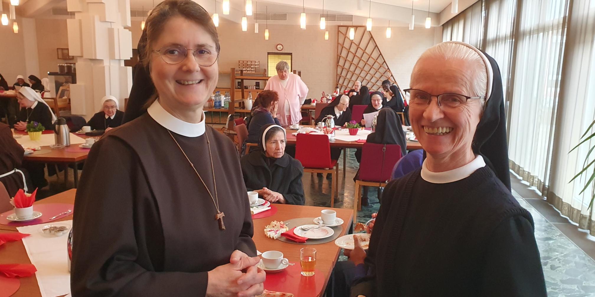 Frohe Eröffnung des Ordenstages beim gemeinsamen Kaffee