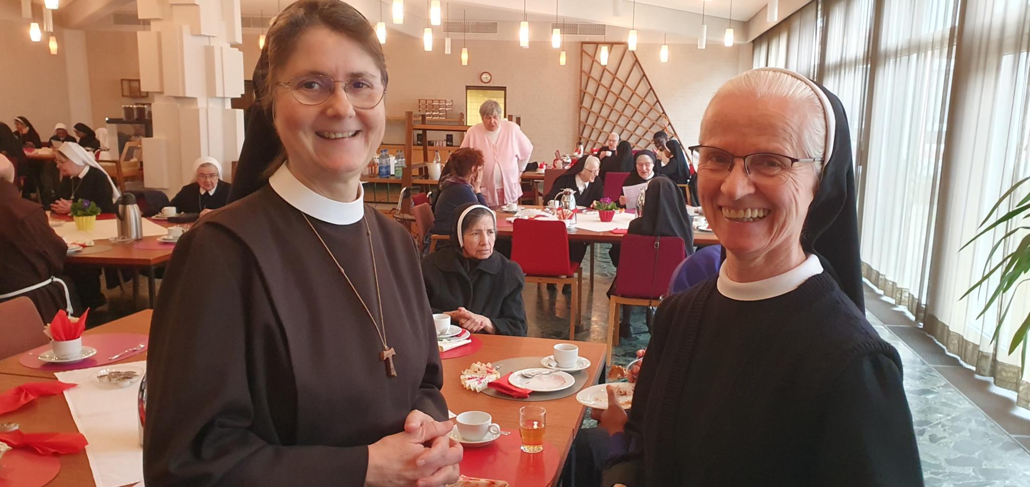 Frohe Eröffnung des Ordenstages beim gemeinsamen Kaffee