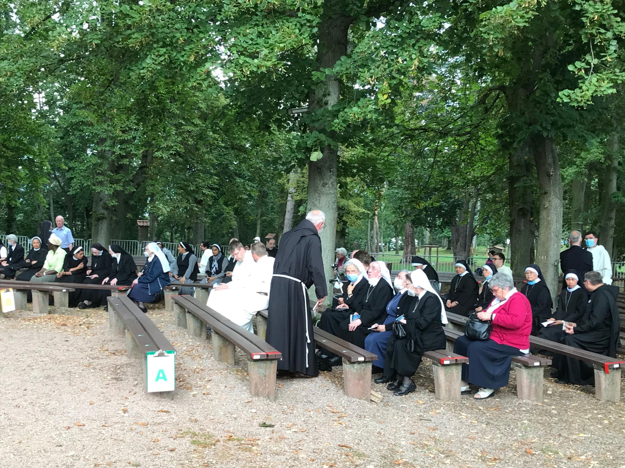 In Erwartung des Beginnens des feierlichen Gottesdienstes vor der Rochuskapelle