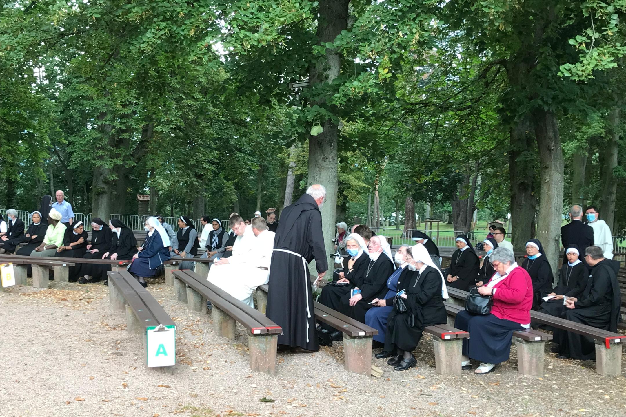 In Erwartung des Beginnens des feierlichen Gottesdienstes vor der Rochuskapelle