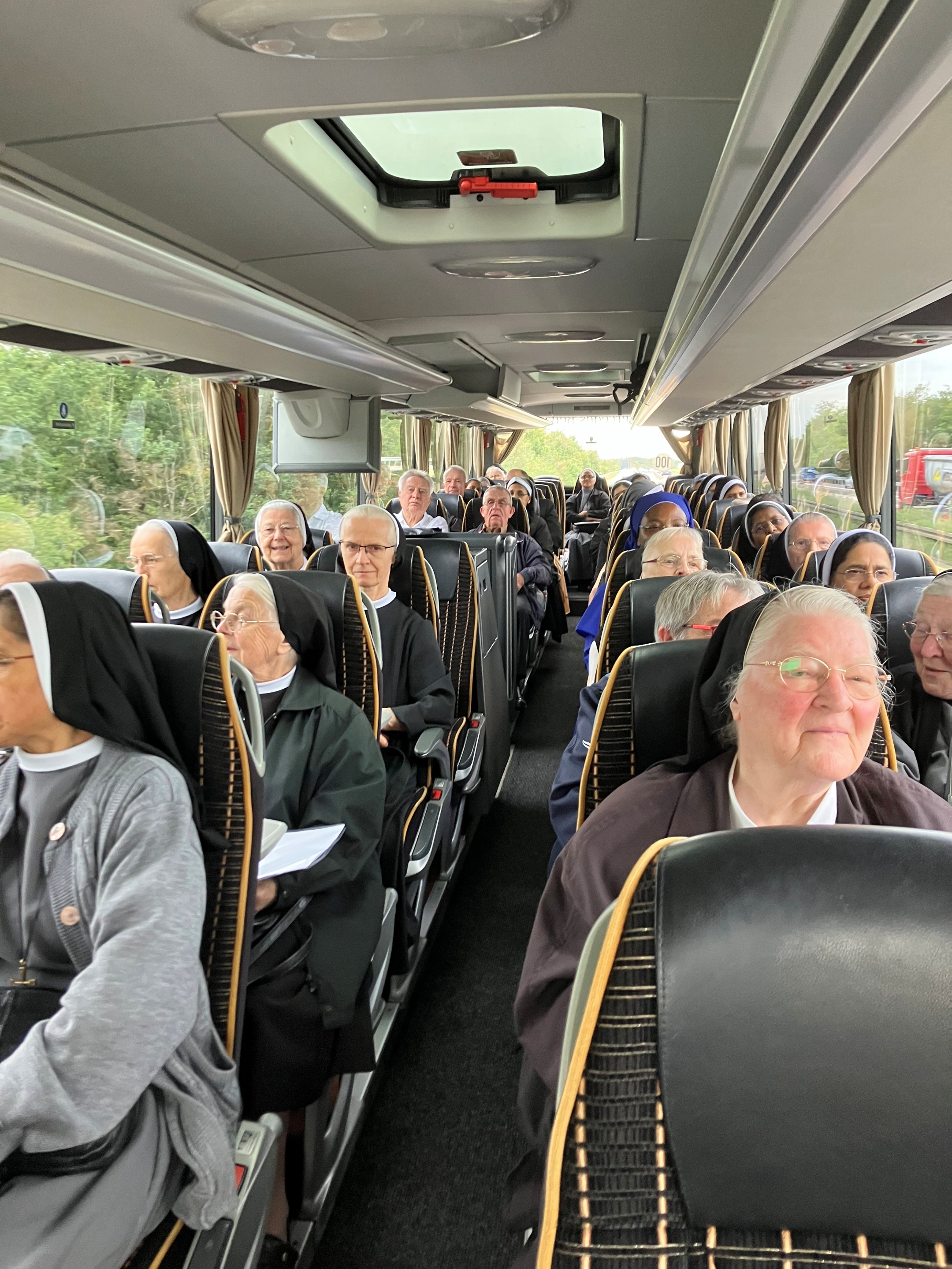 Im Bus geht es gemeinsam in Richtung Kloster Engelthal