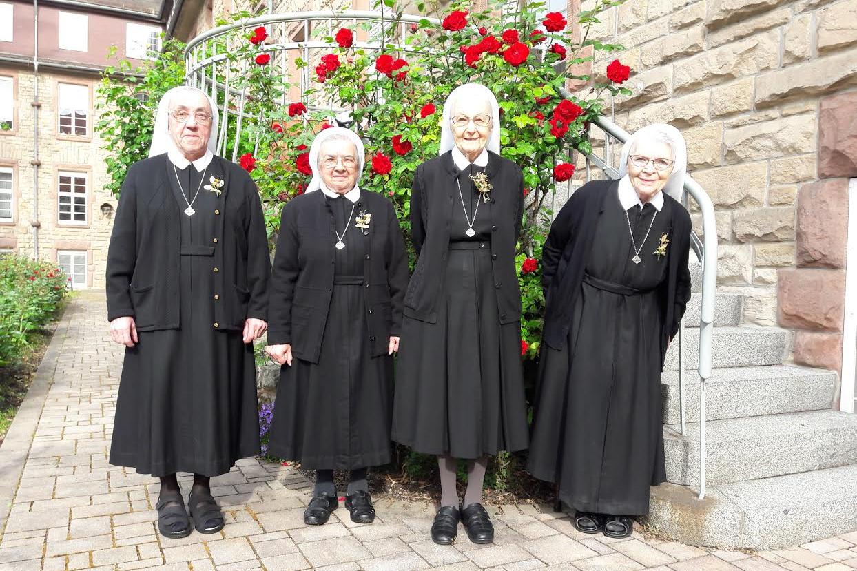 Die vier treuen Jubilarinnen: Schw. Bernharda, Schw. M. Agnes, Schw. Bernadette, Schw. Raimunda