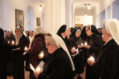 Die Kerzen werden angezündet für die Kerzenprozession durch den Kreuzgang des Priesterseminars