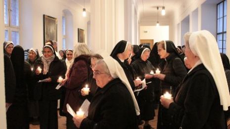Die Kerzen werden angezündet für die Kerzenprozession durch den Kreuzgang des Priesterseminars