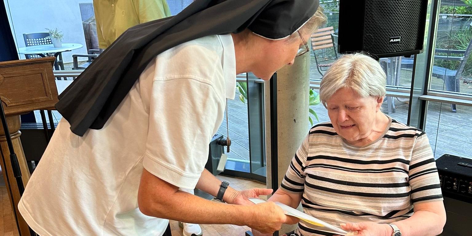 Überreichung der Urkunde des Bischofs