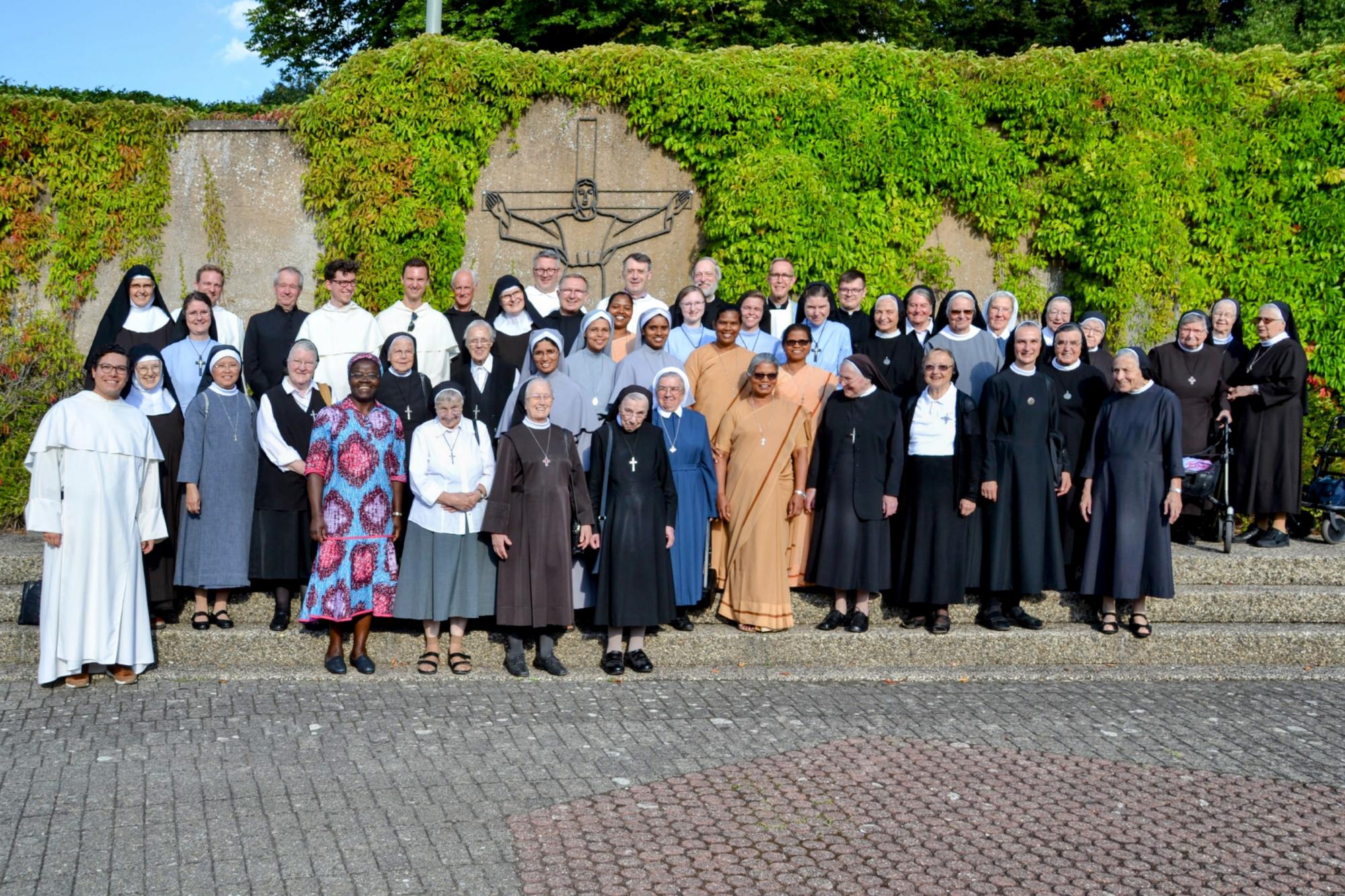 Ca. 50 Ordensleute aus dem Bistum Mainz auf Maria Rosenberg