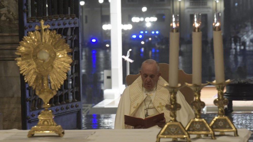 Papst Franziskus im Gebet vertieft (c) vatican news