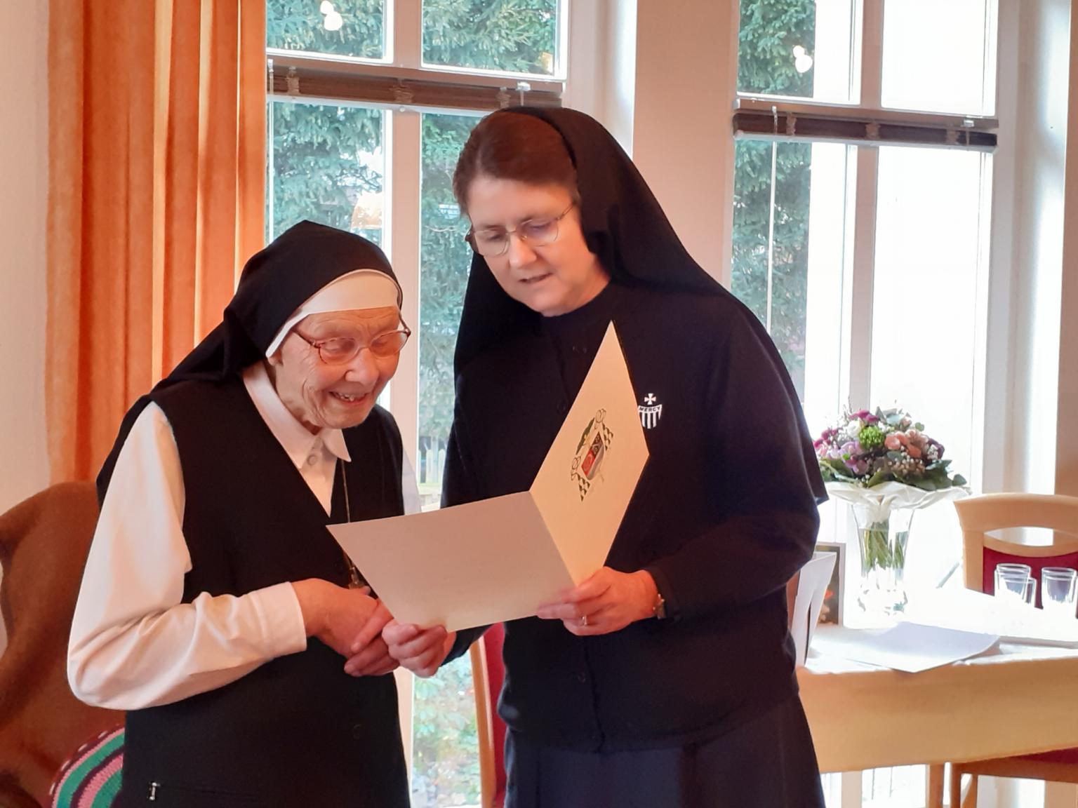 DIe Ordensreferentin überreicht Sr. Philaretha die Gratulations-Urkunde unseres Bischofs (c) Sr. Mary Helena Hopf RSM
