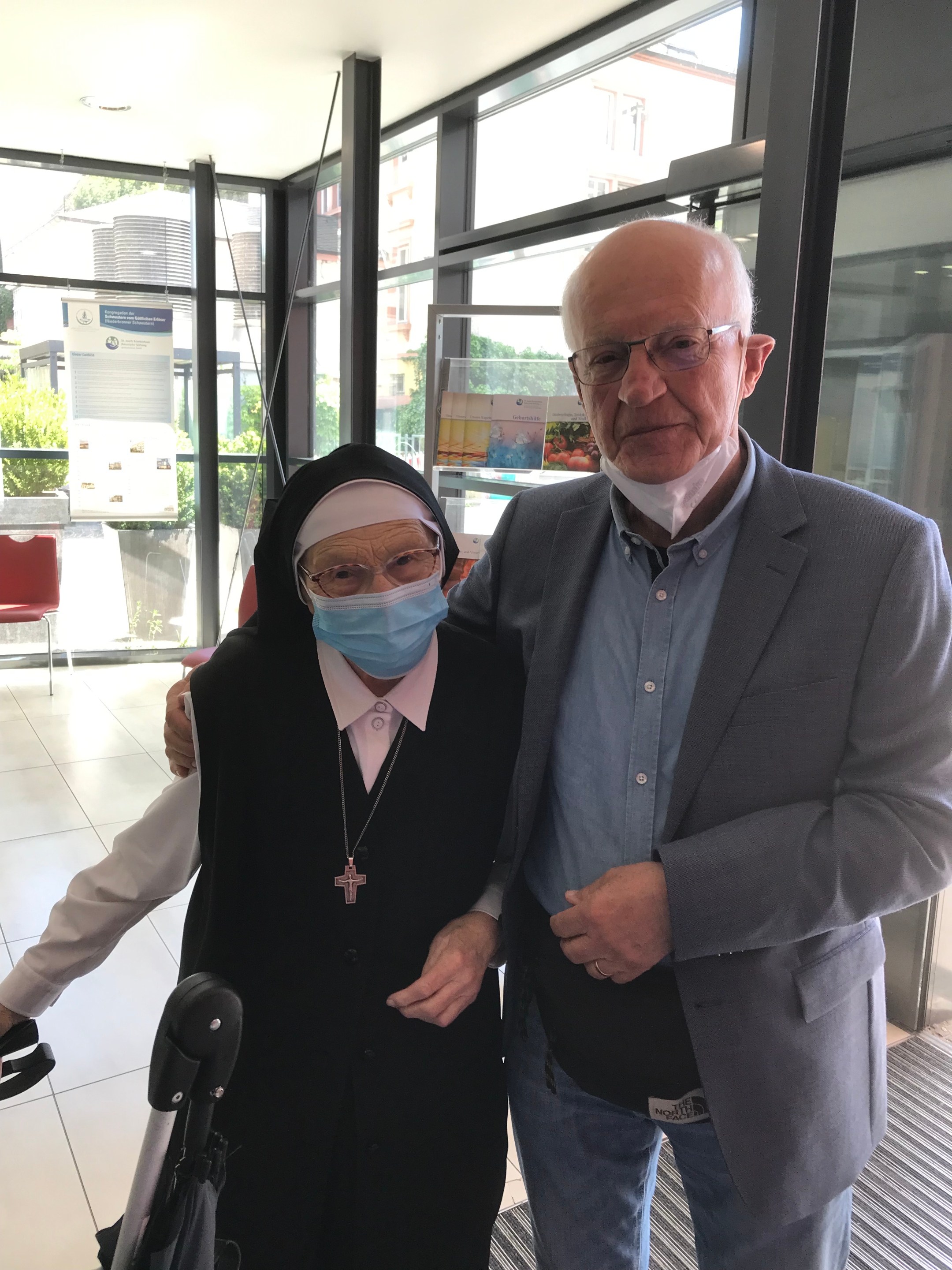 Sr. Philaretha wird beglückwünscht