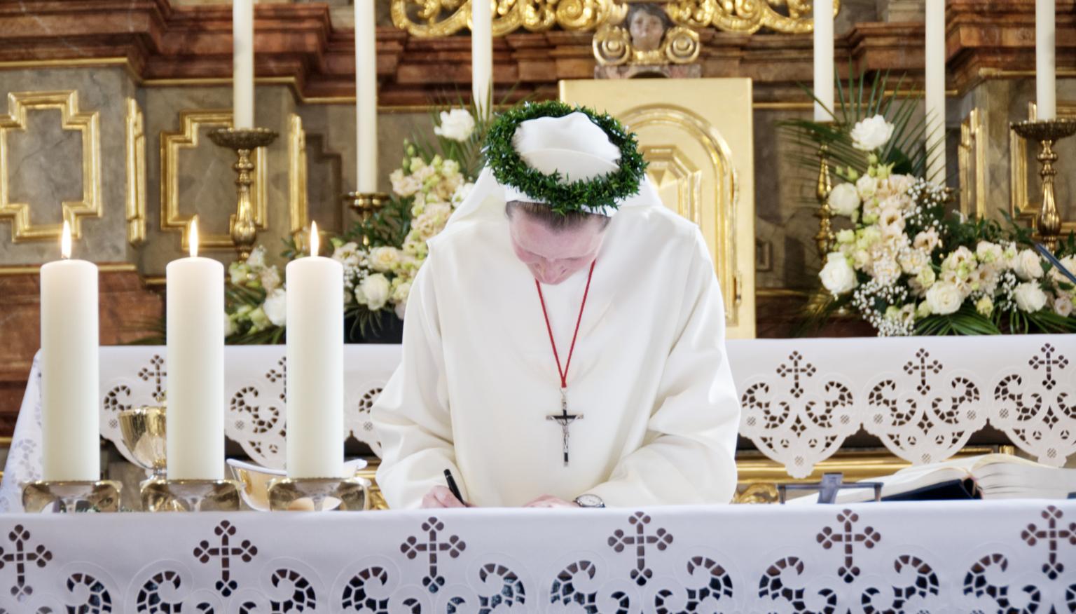 Unterschrift der Professurkunde (c) Schwestern vom Barmherzigen Jesus