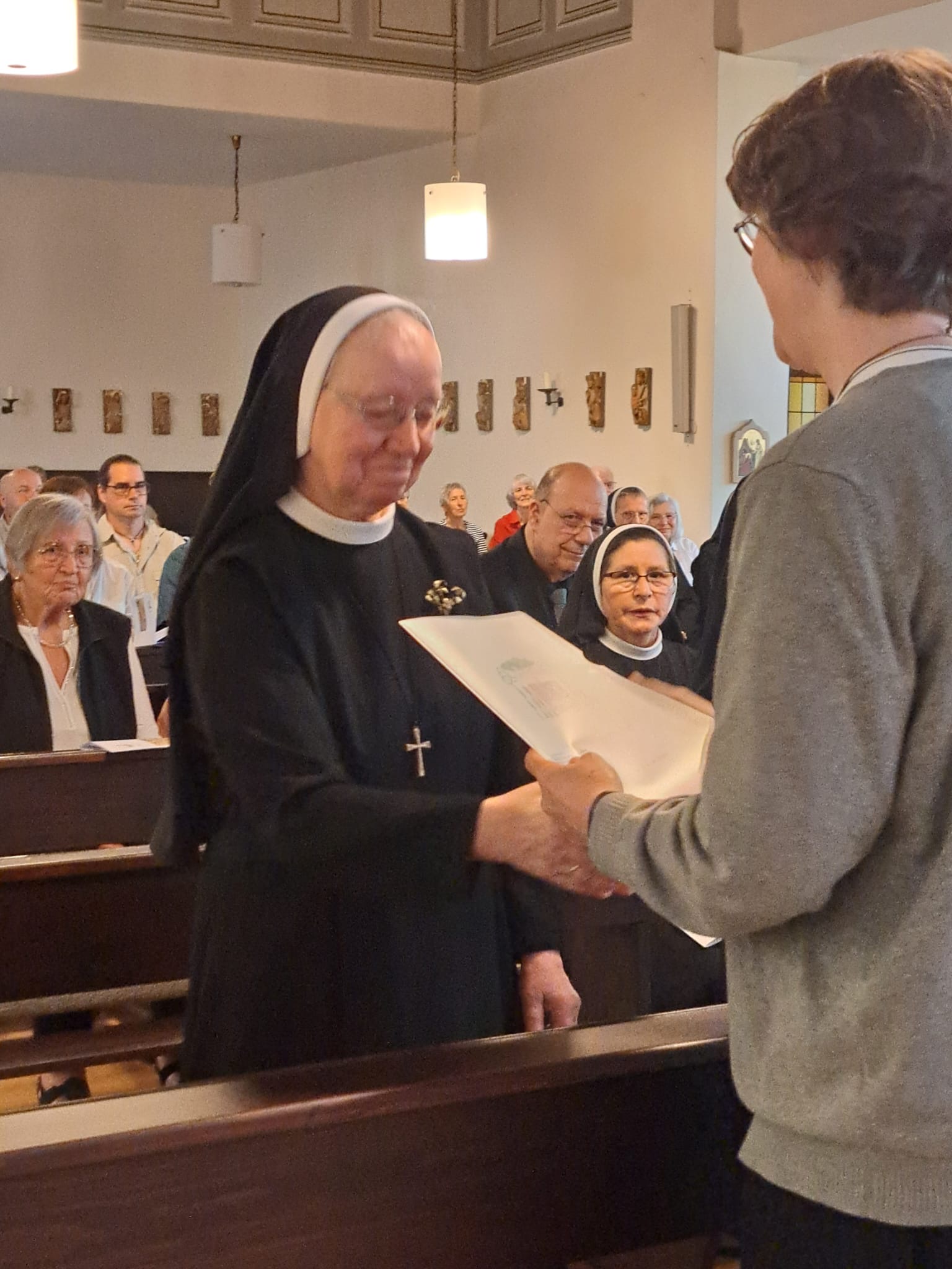 Freude über die Urkunde des Bischofs (c) Sr. Helena Hopf